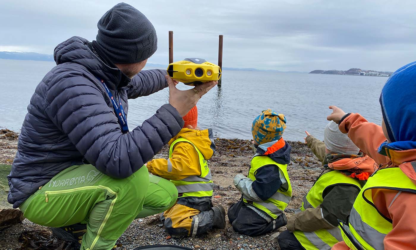 Barnehagebarn med undervannsdrone